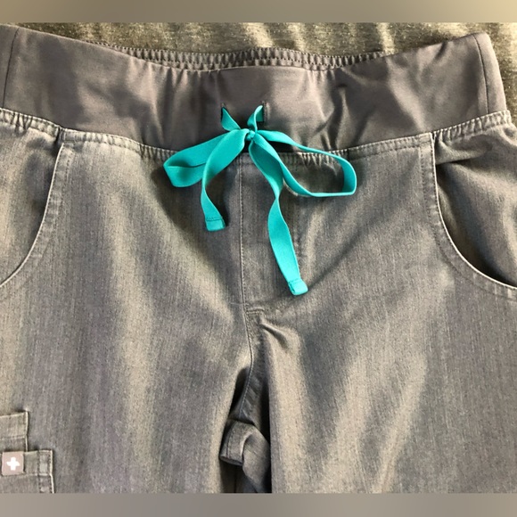 Figs Graphite Scrub Set XXS Catarina Top & XXS T cargo Bottoms - Picture 4 of 5
